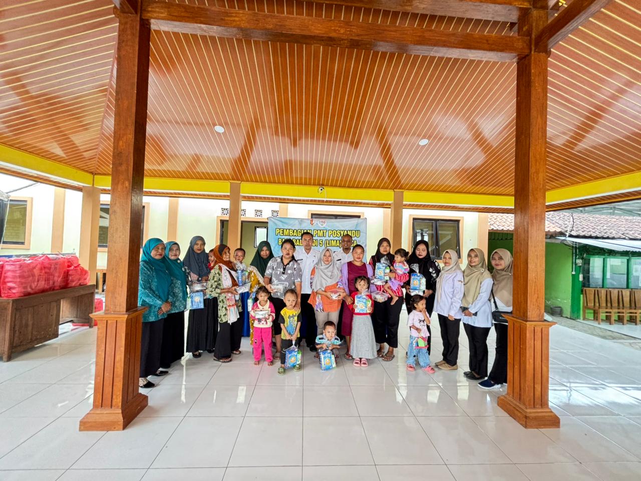 PEMBAGIAN PMT POSYANDU BAGI BALITA