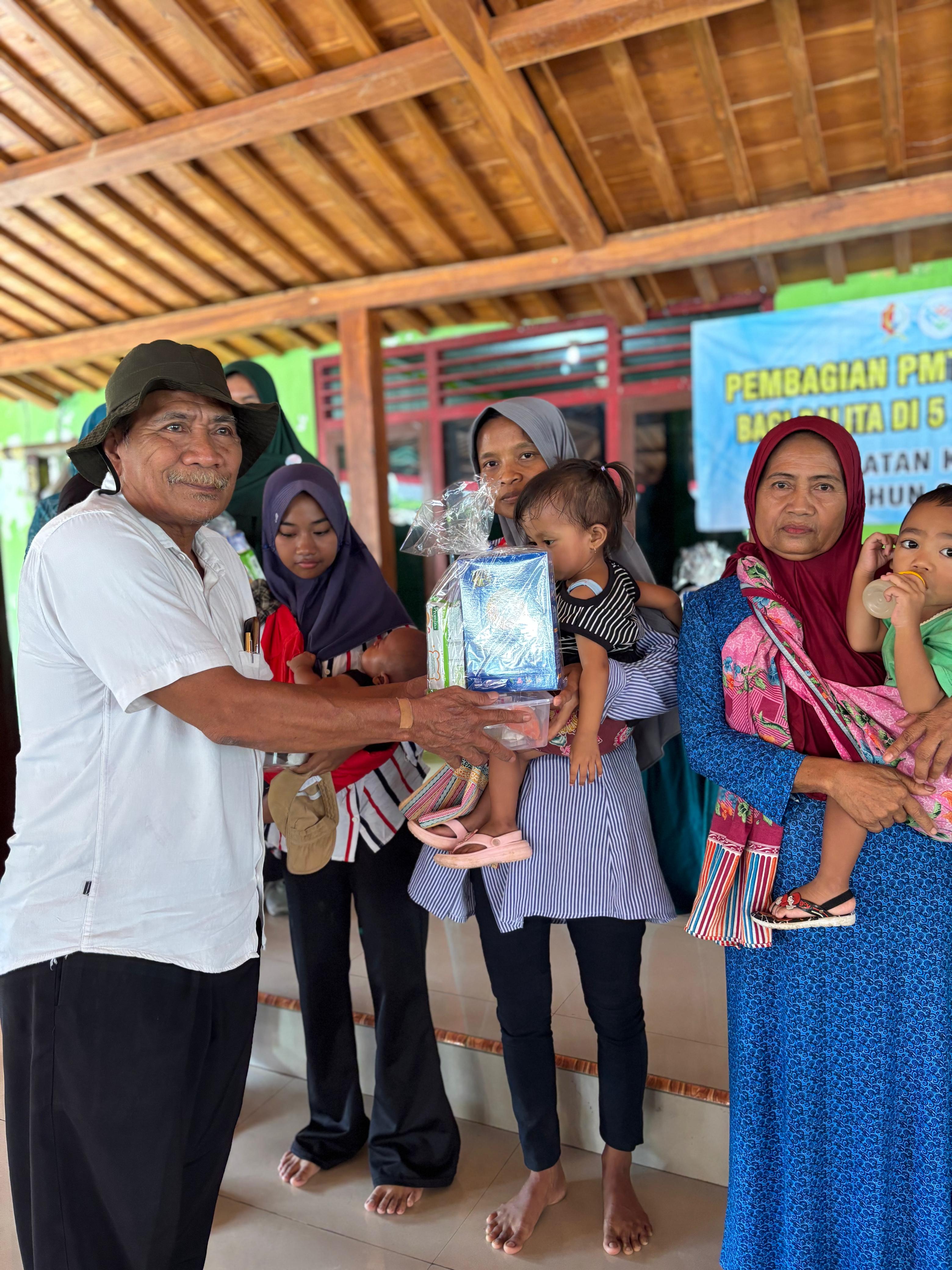 PEMBAGIAN PMT POSYANDU BAGI BALITA