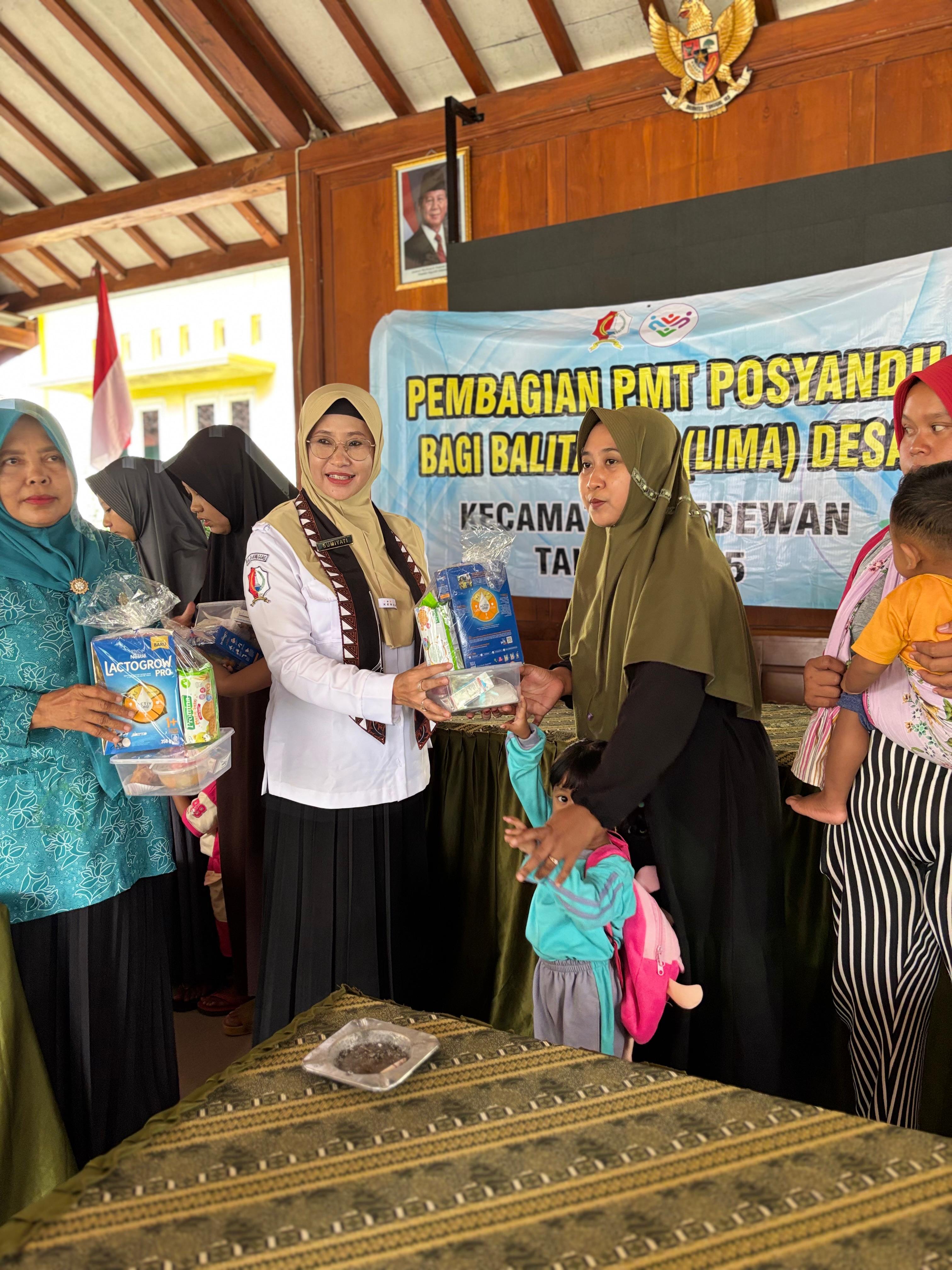 PEMBAGIAN PMT POSYANDU BAGI BALITA
